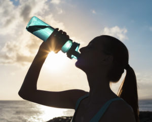 Beber dos litros de agua al día